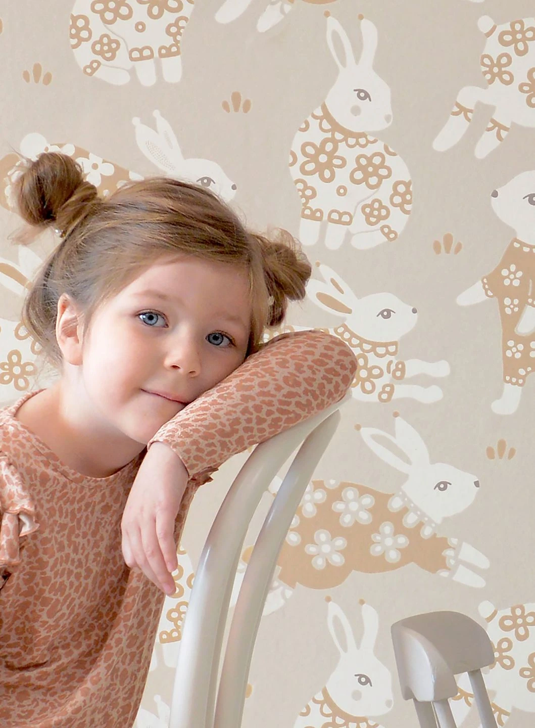 Tapete Rabbit Party Hellgraubeige 3 Tapete Rabbit Party Hellgraubeige